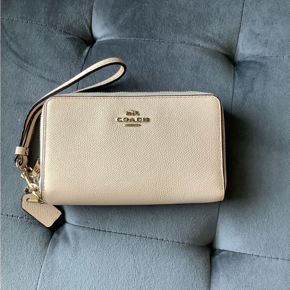 Coach Nude wallet. Used twice. Amazing condition